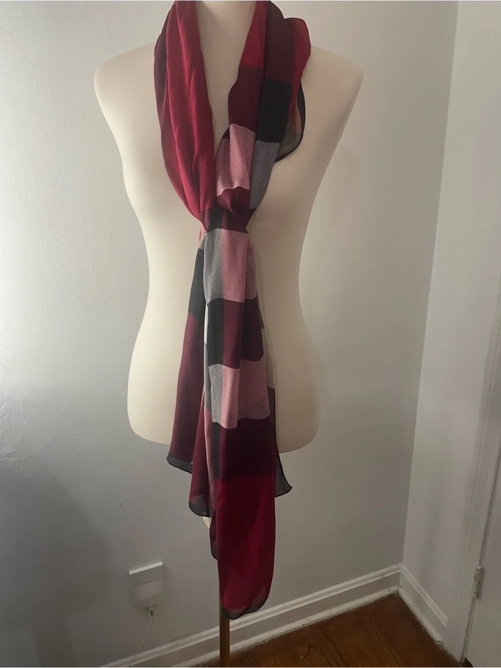 Authentic Burberry Plaid Mega check Lightweight Women's Scarf - Picture 8 of 13